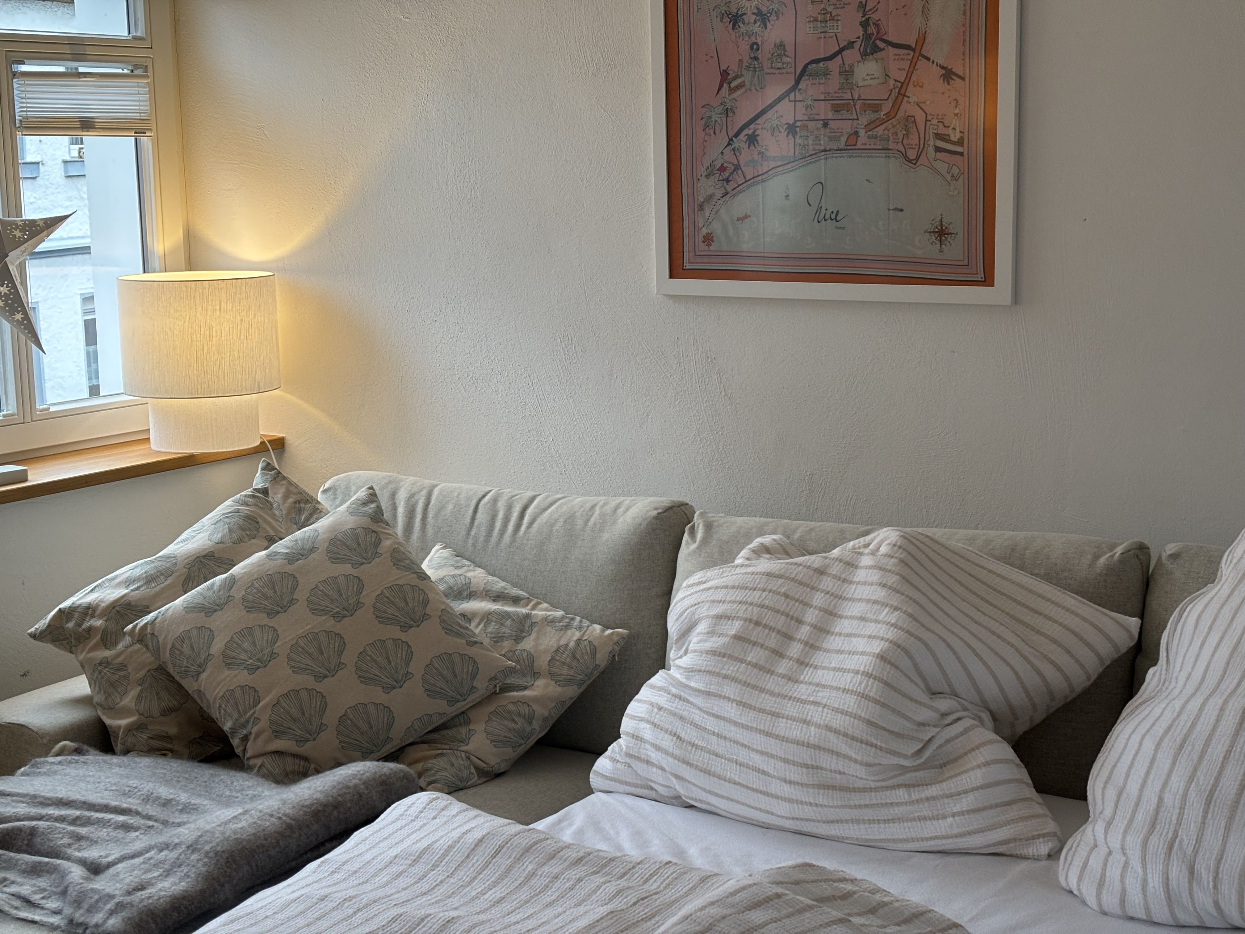 Flexibles Schrankbett im Wohnzimmer