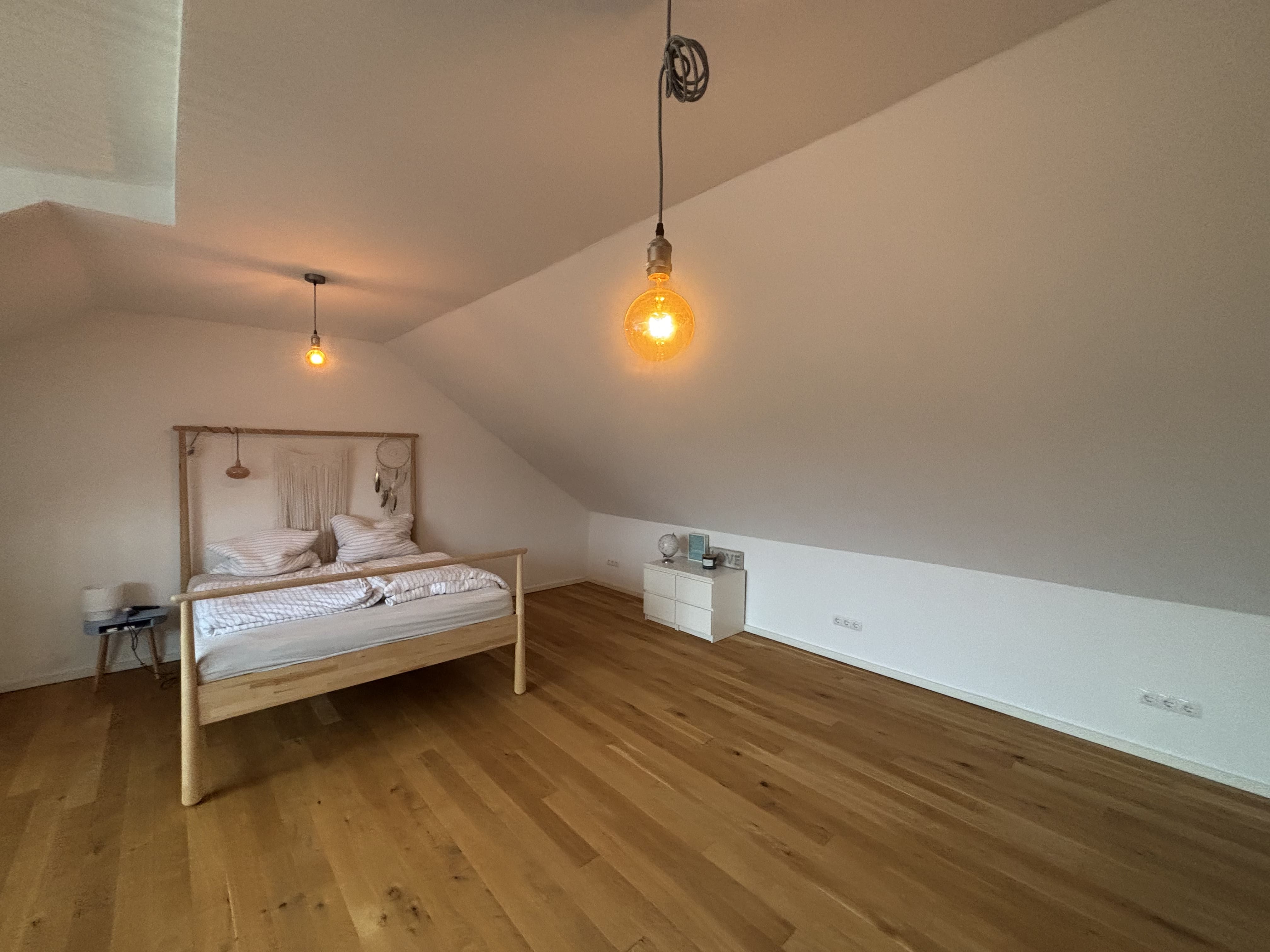 Ruhiges Schlafzimmer mit Blick in die Natur