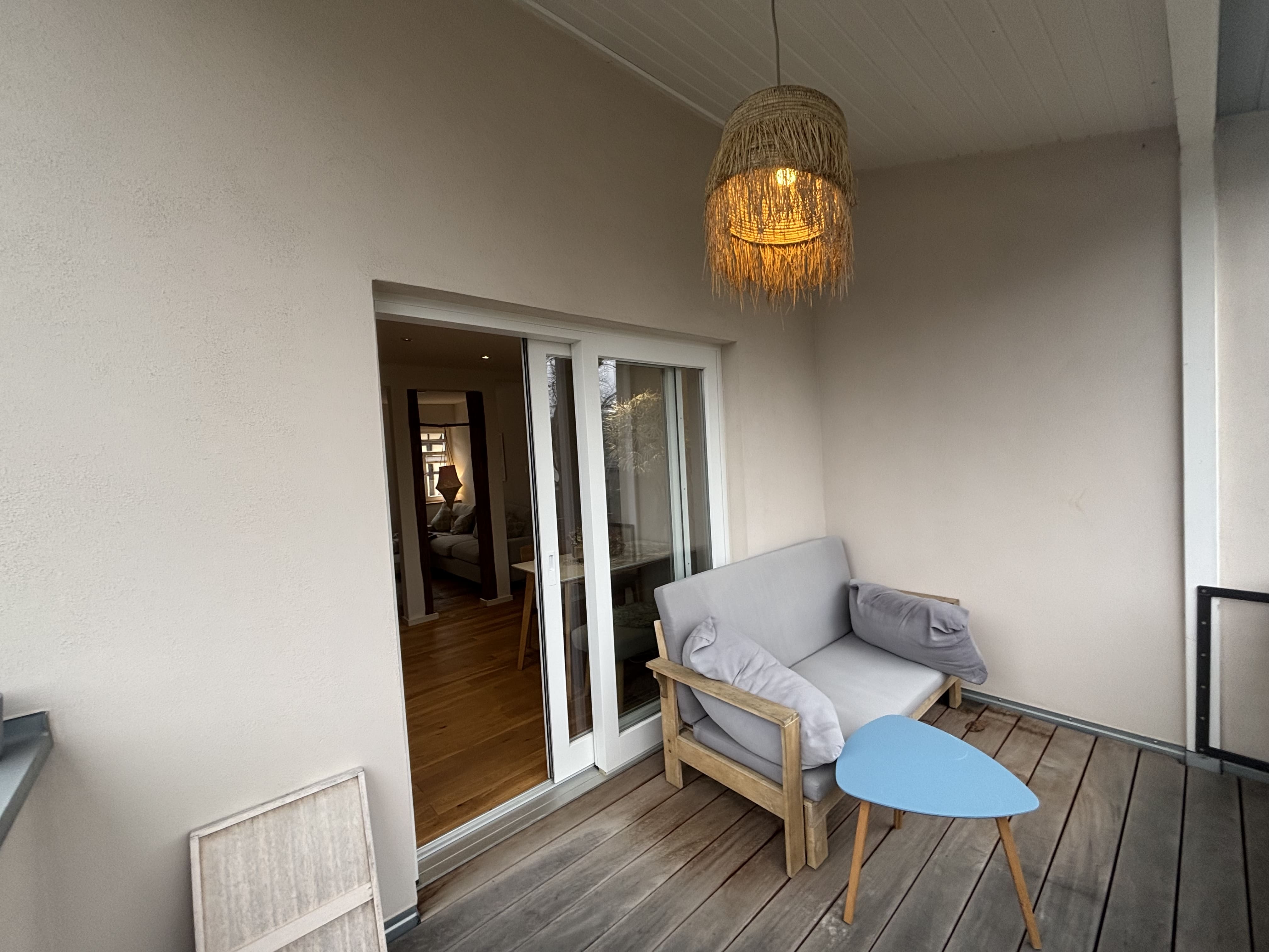 Sonniger Südbalkon mit Blick in den Garten