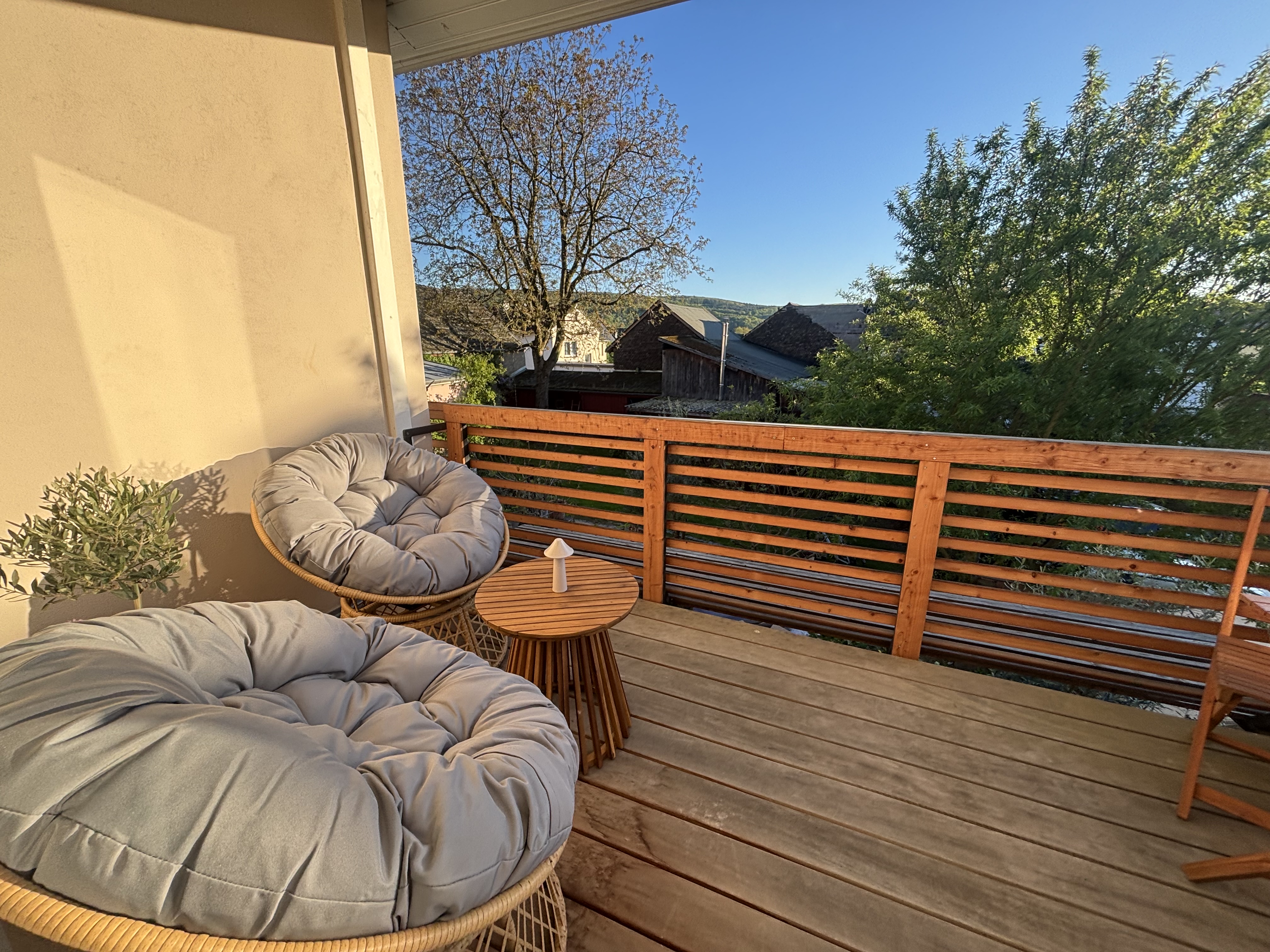 Sonniger Südbalkon mit Blick in den Garten